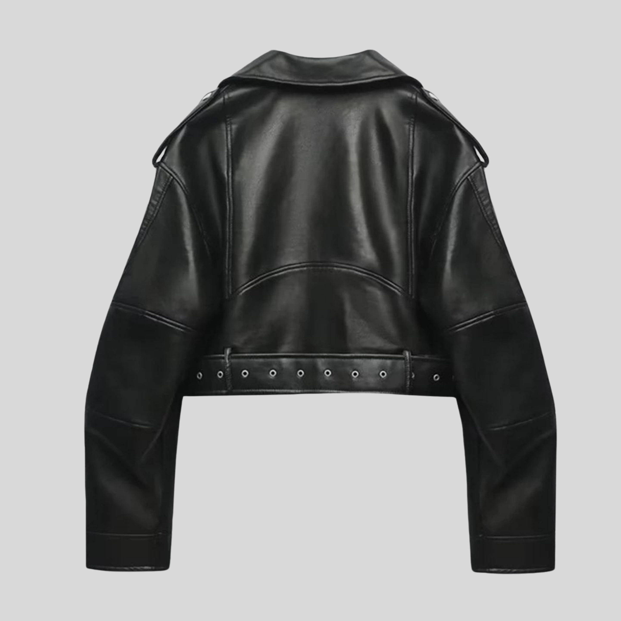 Veste en cuir noir pour femme, style motard, avec œillets décoratifs, manches longues et col classique. Mode tendance automne-hiver.