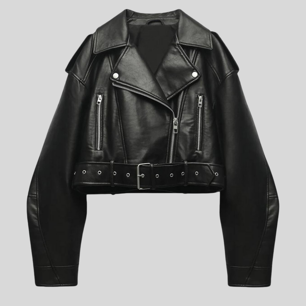 Veste en cuir noir pour femme, style motard, avec fermeture éclair asymétrique et ceinture ajustable. Mode tendance, vêtement rock chic.