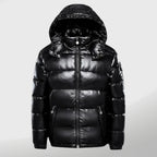 Doudoune noire brillante avec capuche, fermeture éclair, poches zippées. Veste hiver homme, style moderne, isolante et imperméable.