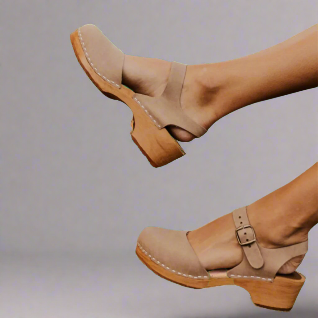 Chaussures en cuir beige à talons en bois, style sabots suédois, avec bride réglable. Mode féminine, confort, tendance automne.