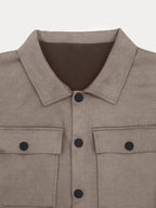 Chemise en laine beige avec col classique, boutons noirs et poches à rabat. Mode automne-hiver, style élégant et décontracté pour homme.