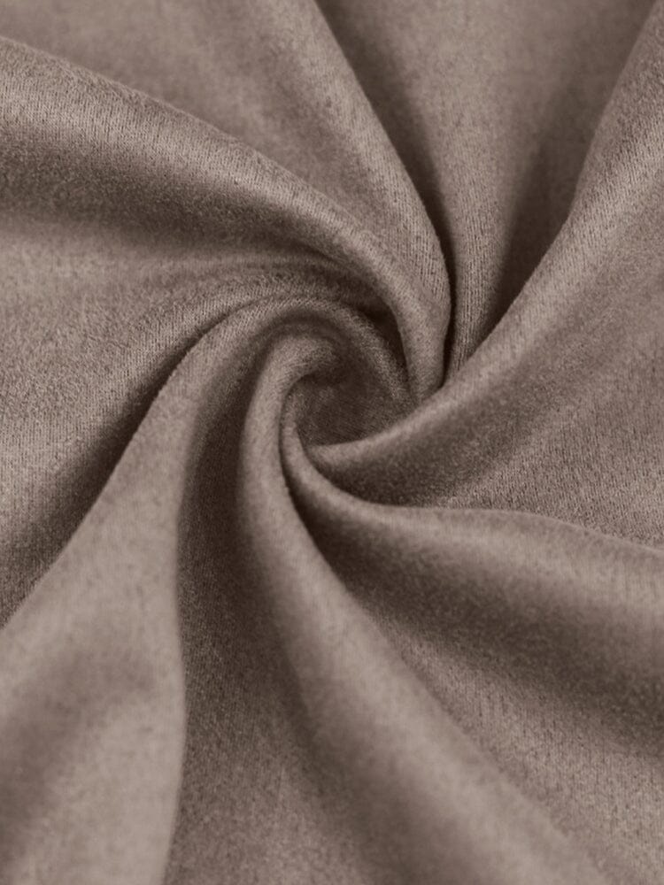 Tissu en velours beige, texture douce et luxueuse, drapé en spirale. Idéal pour décoration intérieure, mode, ameublement.