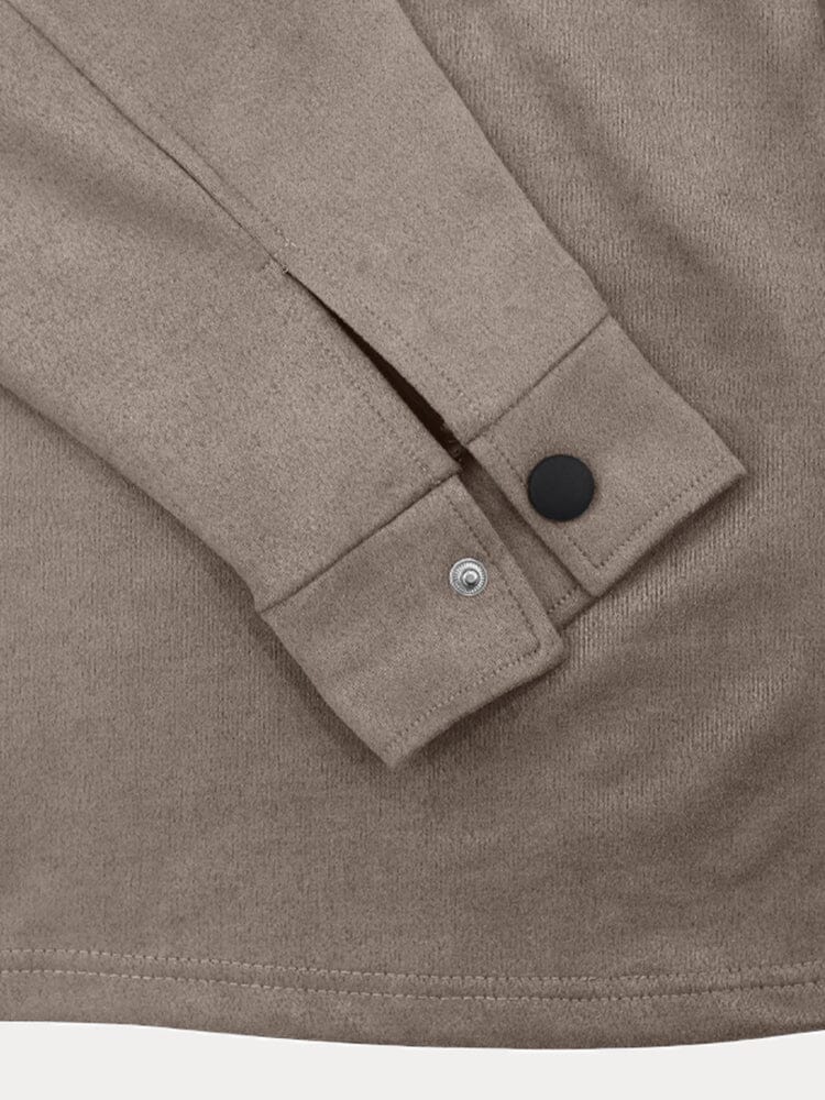 Manche de chemise en flanelle beige avec boutons-pression noirs et argentés, tissu doux et chaud, mode automne-hiver, style décontracté élégant.