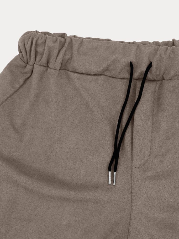 Pantalon de jogging beige en molleton avec cordon de serrage noir, taille élastique, poche latérale. Mode décontractée, confort, style urbain.