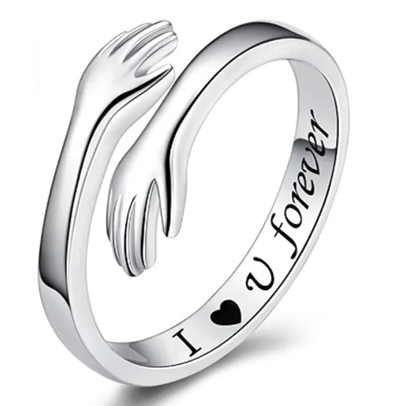 Bague en argent avec design de mains entrelacées, gravée "I ♥ U forever". Bijou romantique, cadeau parfait pour amoureux, symbole d'amour éternel.