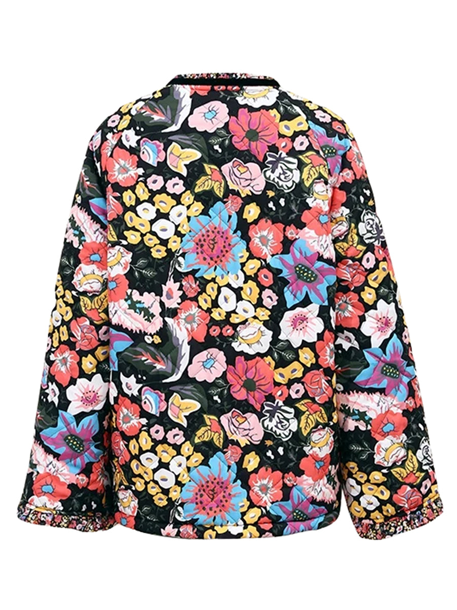Veste matelassée à motifs floraux colorés, manches longues, fond noir. Mode femme, tendance automne-hiver, style décontracté et élégant.