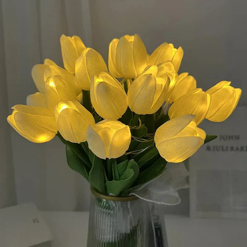 Bouquet de tulipes jaunes lumineuses dans un vase en verre, éclairage LED, décoration intérieure élégante, ambiance chaleureuse et moderne.