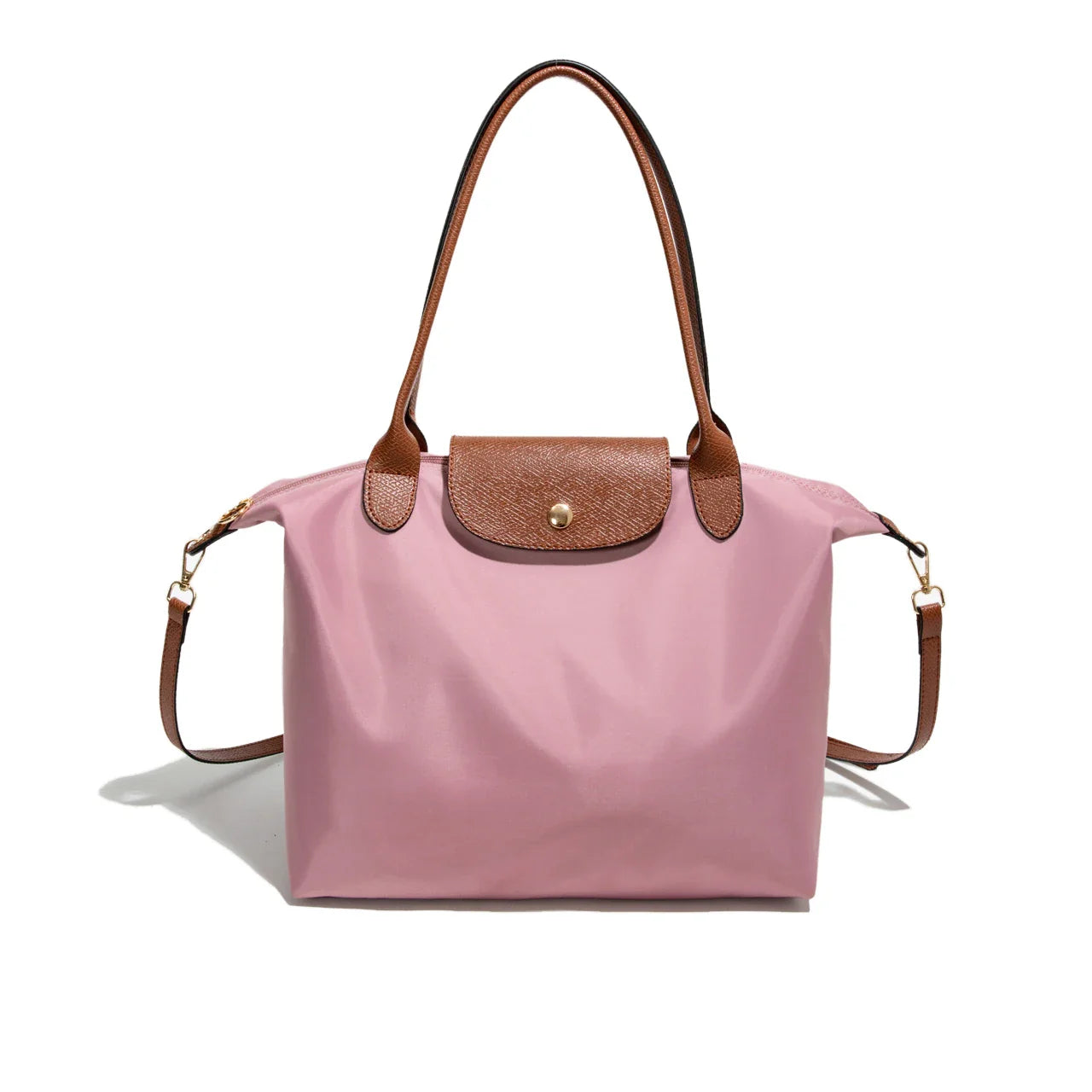 Sac à main rose en nylon avec poignées et rabat en cuir marron, design élégant et pratique, idéal pour la mode féminine et le quotidien.