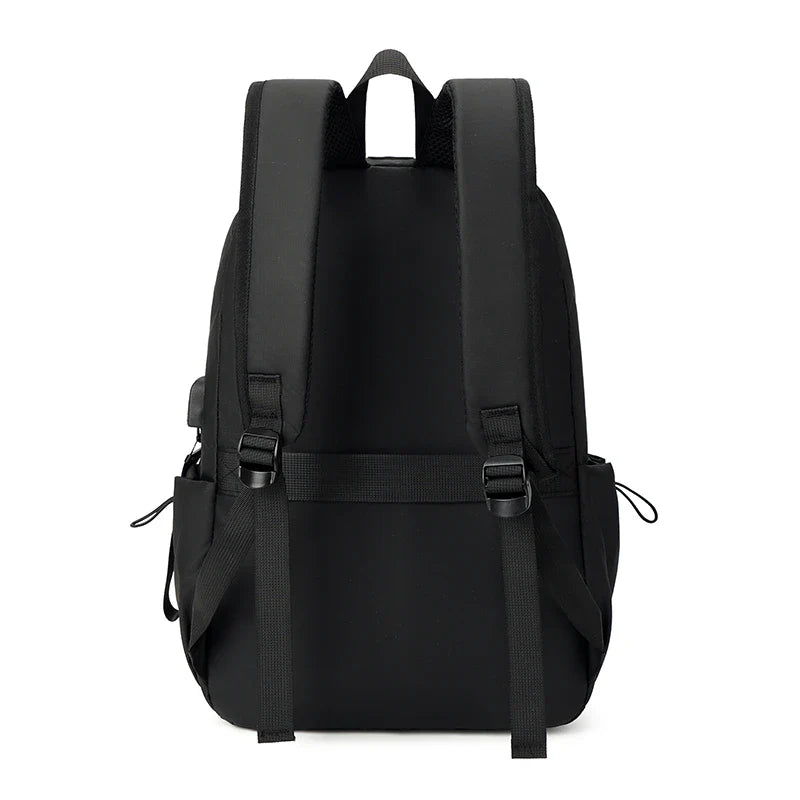 Sac à dos noir minimaliste avec bretelles réglables, design moderne, idéal pour école ou voyage. Accessoire pratique et tendance.