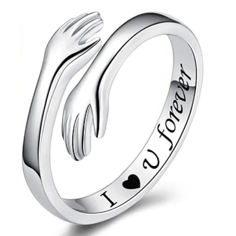 Bague en argent avec design de mains entrelacées, gravée "I ♥ U forever", symbolisant l'amour éternel. Bijou romantique et élégant.