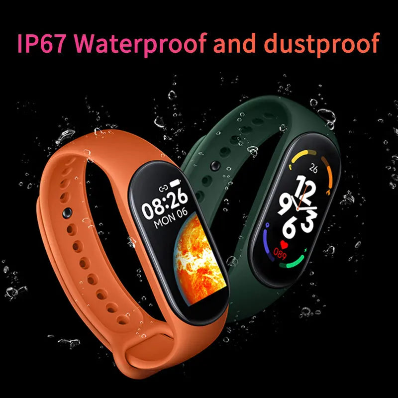 Deux montres connectées étanches IP67, une orange et une verte, affichant l'heure et des données de santé, sur fond noir avec éclaboussures d'eau.