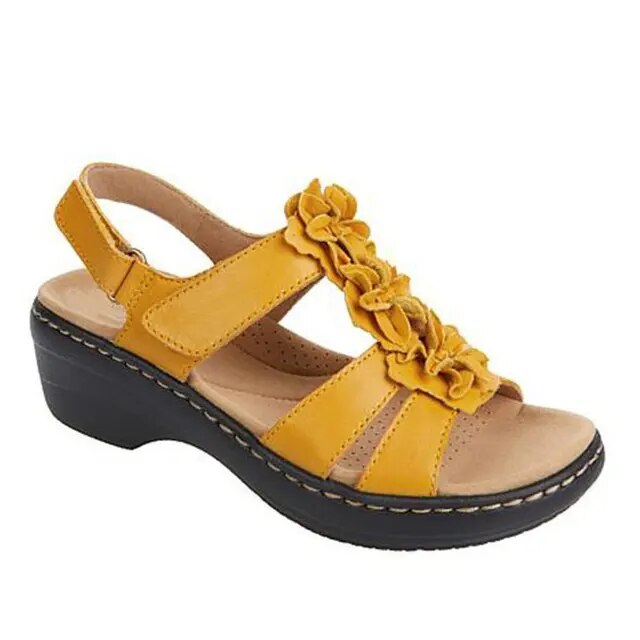Sandale jaune pour femme avec talon compensé, ornée de fleurs en cuir, semelle noire antidérapante. Chaussure d'été confortable et élégante.