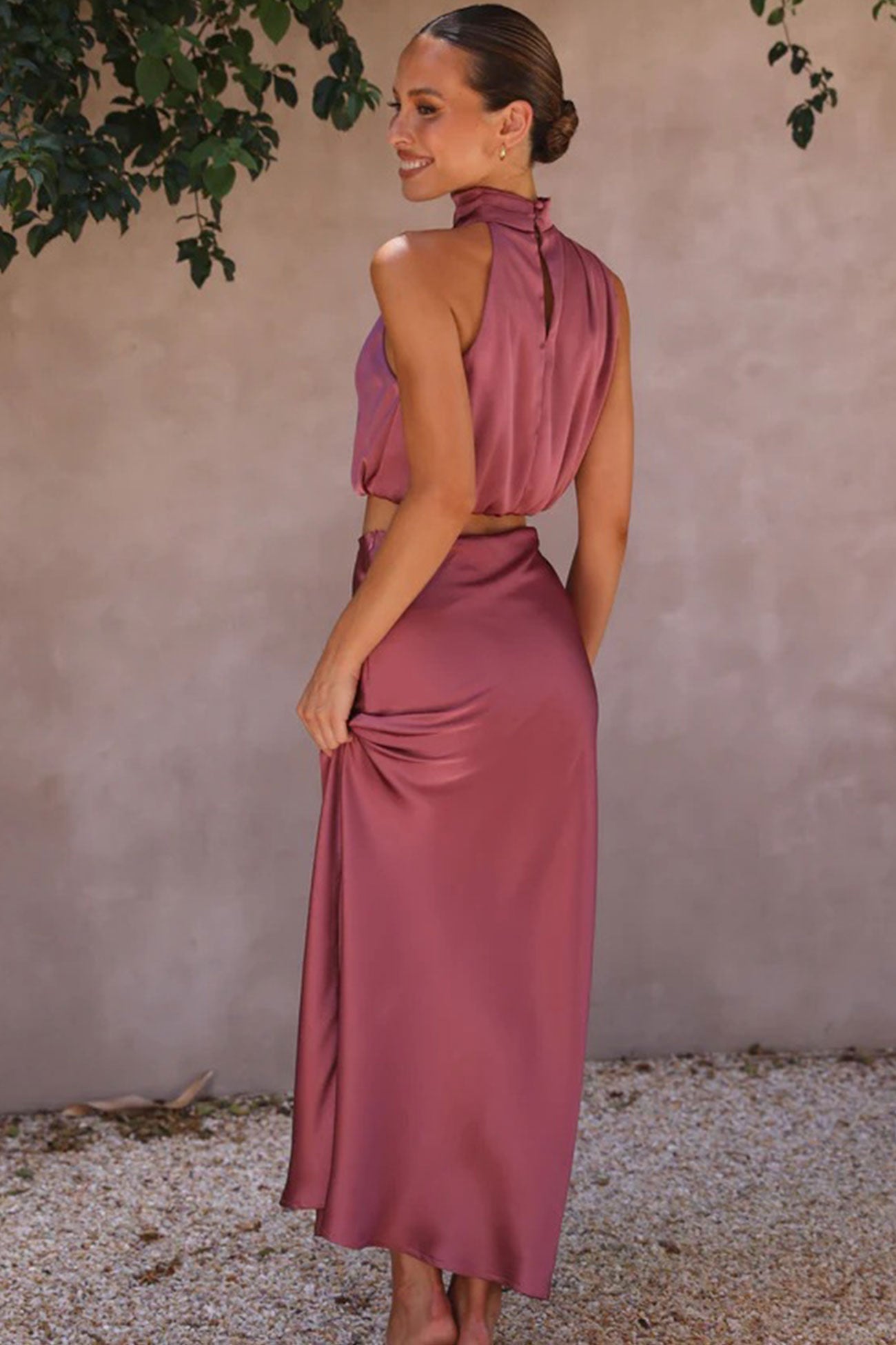 Robe longue en satin rose, élégante et fluide, portée par une femme souriante, idéale pour soirées estivales et événements chics.