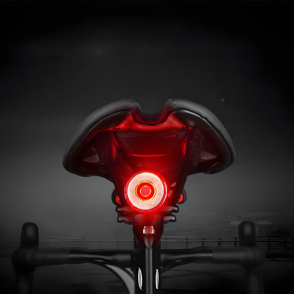 Selle de vélo avec feu arrière LED rouge allumé, sécurité cycliste, accessoire nocturne, visibilité accrue, équipement vélo moderne.