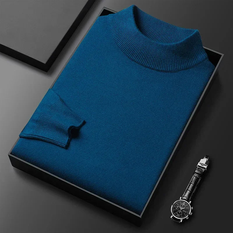 Pull-over bleu plié dans une boîte noire, accompagné d'une montre-bracelet élégante. Mode masculine, vêtements de luxe, accessoires tendance.
