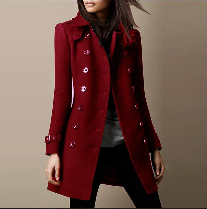 Manteau rouge élégant pour femme, style trench-coat, avec boutons décoratifs, idéal pour l'automne et l'hiver. Mode féminine chic et tendance.