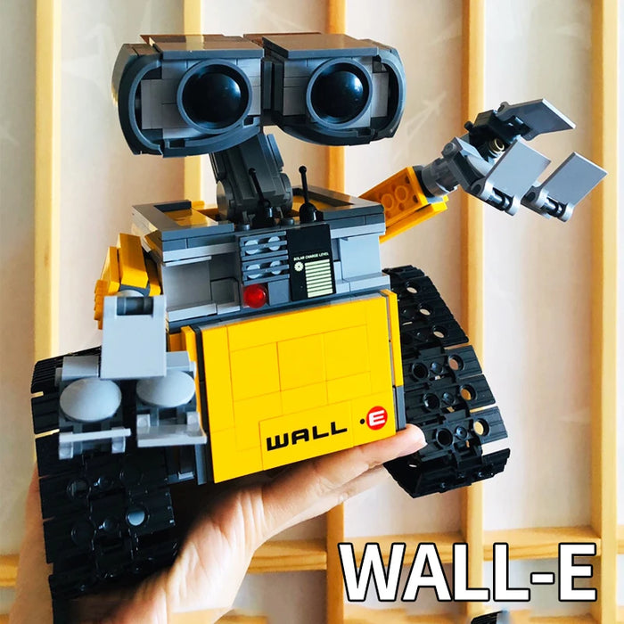 Lego WALL-E sur fond de bois, robot jaune et gris avec yeux expressifs, bras articulés, jouet de construction populaire, design détaillé.