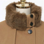 Manteau en laine beige avec col en fausse fourrure marron, boutons noirs élégants. Mode hiver femme, style chic et chaud.