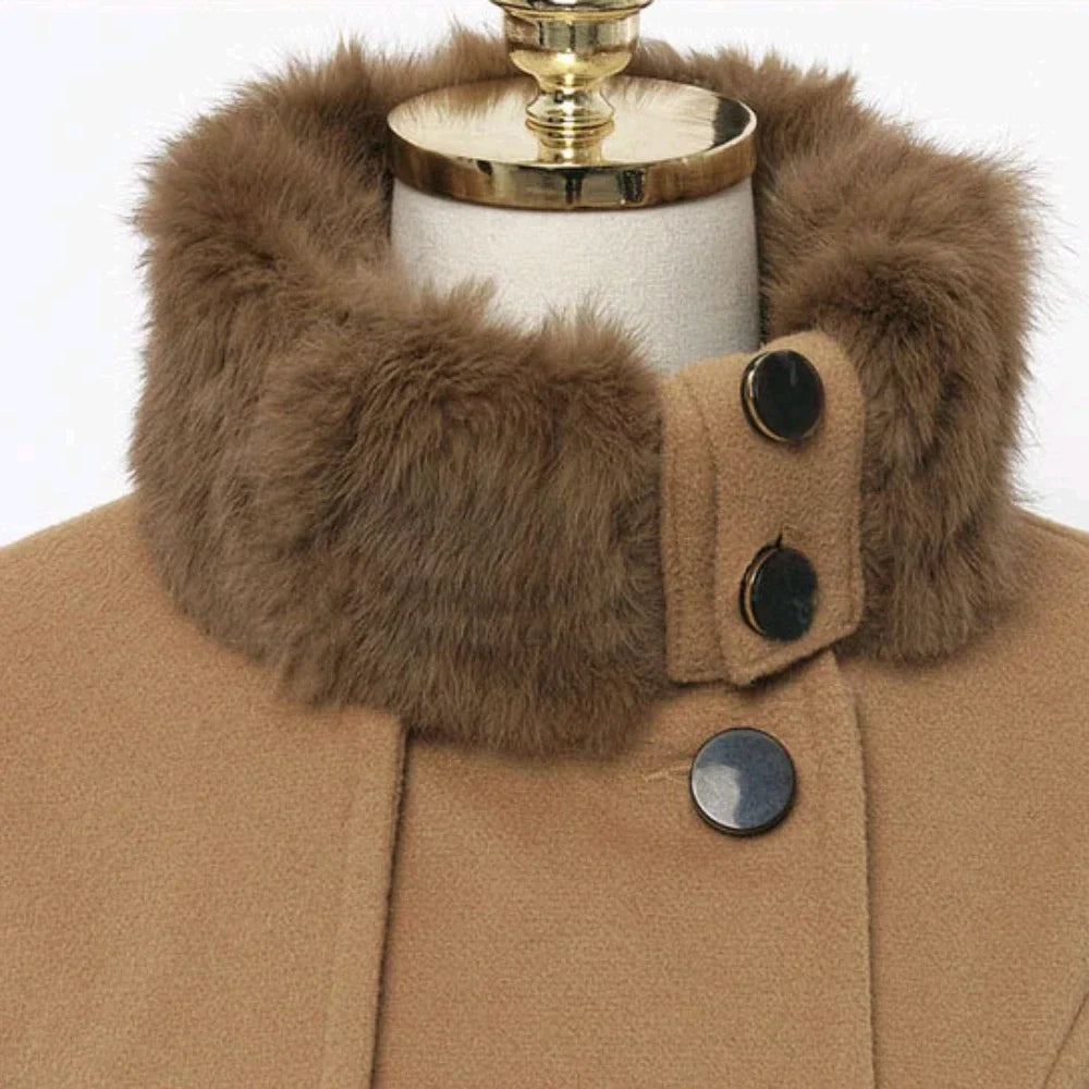 Manteau en laine beige avec col en fausse fourrure marron, boutons noirs élégants. Mode hiver femme, style chic et chaud.