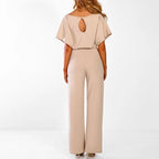 Combinaison élégante beige pour femme vue de dos, manches courtes, coupe ample, idéale pour soirées ou événements formels. Mode féminine chic.