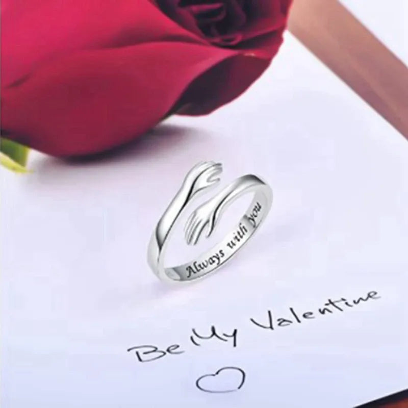 Bague en argent avec inscription "Always with you" posée sur une lettre "Be My Valentine" et une rose rouge. Cadeau romantique, Saint-Valentin.