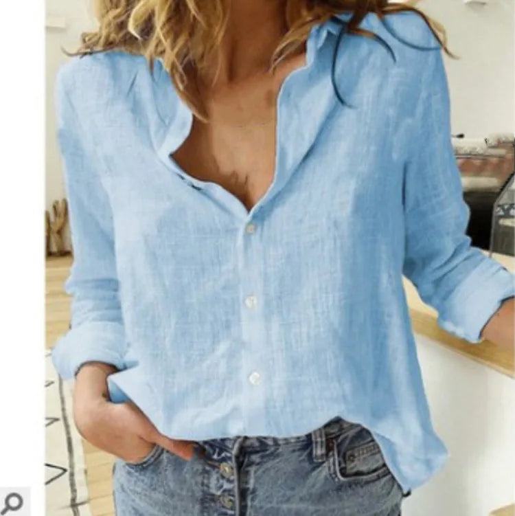 Femme portant une chemise en lin bleu clair et un jean décontracté, style mode décontractée, intérieur lumineux.