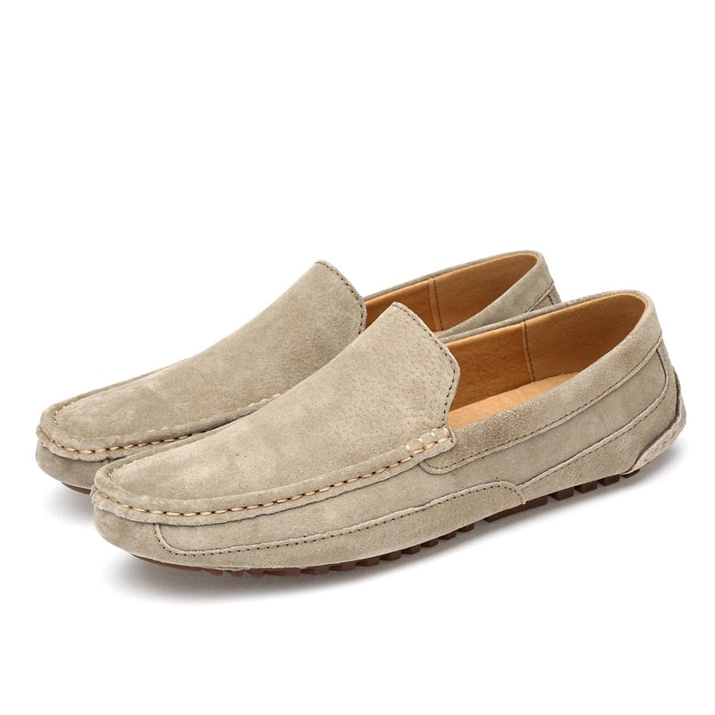 Mocassins en daim beige pour homme, style décontracté, semelle antidérapante, couture apparente, confort et élégance, chaussures tendance.