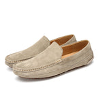 Mocassins en daim beige pour homme, style décontracté, semelle antidérapante, couture apparente, confort et élégance, chaussures tendance.