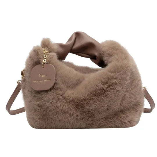 Sac à main en fausse fourrure marron avec bandoulière, poignée en satin et étiquette dorée. Accessoire mode tendance, élégant et doux.