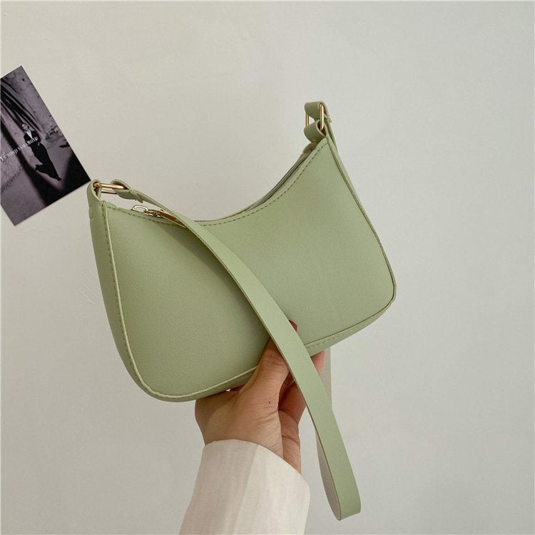 Sac à main vert pastel élégant avec bandoulière, design minimaliste, idéal pour la mode féminine. Accessoire tendance pour toutes occasions.