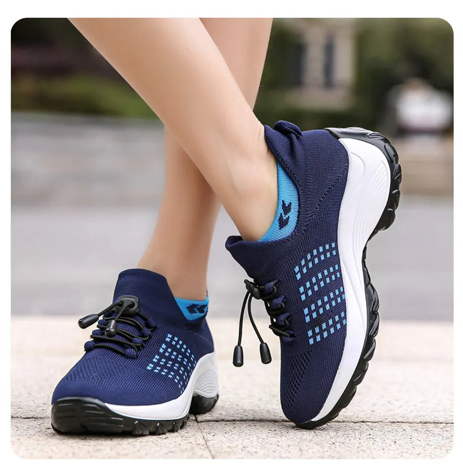 Chaussures de sport bleues pour femme avec semelle antidérapante, lacets noirs et motif à carreaux, idéales pour la marche et le fitness.