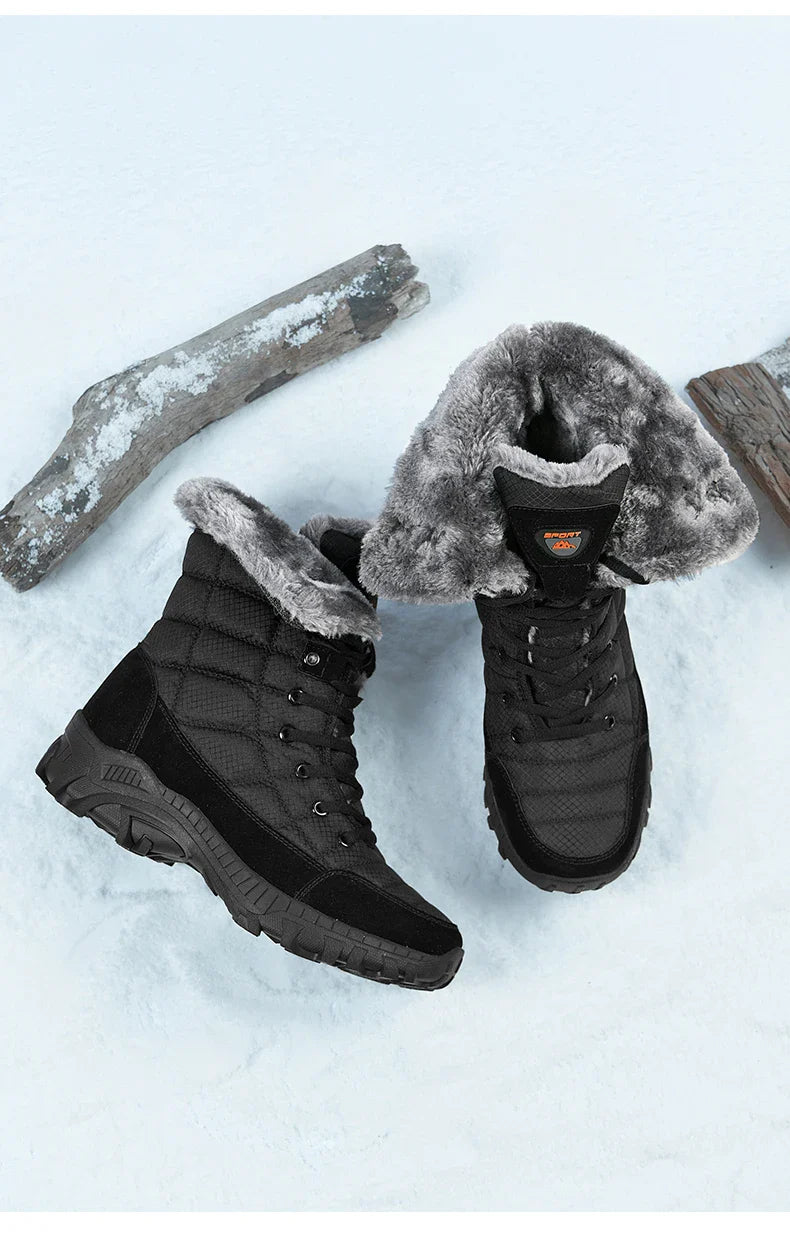 Bottes d'hiver noires avec doublure en fausse fourrure grise sur fond de neige, idéales pour le froid, confortables et résistantes.
