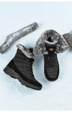 Bottes d'hiver noires avec doublure en fausse fourrure grise sur fond de neige, idéales pour le froid, confortables et résistantes.