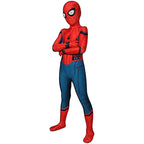 Enfant en costume de Spider-Man rouge et bleu, bras croisés, debout. Costume super-héros, déguisement enfant, tenue Marvel.