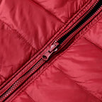 Veste matelassée rouge avec fermeture éclair, tissu brillant, mode hiver, vêtement chaud, détail textile, style moderne, tendance automne-hiver.