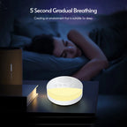 Appareil de luminothérapie et sonothérapie sur table de nuit, éclairant une chambre sombre avec une personne endormie. Relaxation, sommeil, bien-être.