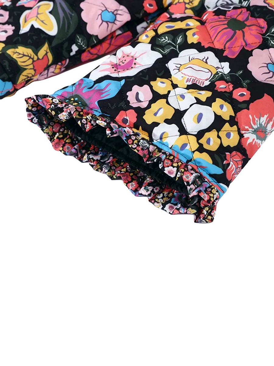 Manche de veste matelassée à motifs floraux colorés, bordure à volants. Mode femme, tendance automne, style bohème chic.