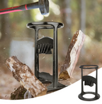 Fendeur de bûches manuel en métal noir, hache en action, bois éclaté, outil de jardinage robuste, fond flou de forêt, coupe de bois efficace.