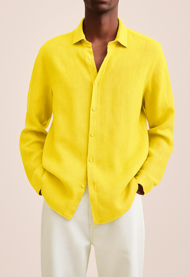 Chemise en lin jaune vif pour homme, manches longues, col classique, portée avec un pantalon blanc. Mode masculine élégante et tendance.