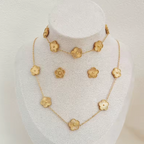Parure de bijoux en or avec motifs floraux, comprenant collier, bracelet et boucles d'oreilles. Design élégant et raffiné pour femmes.