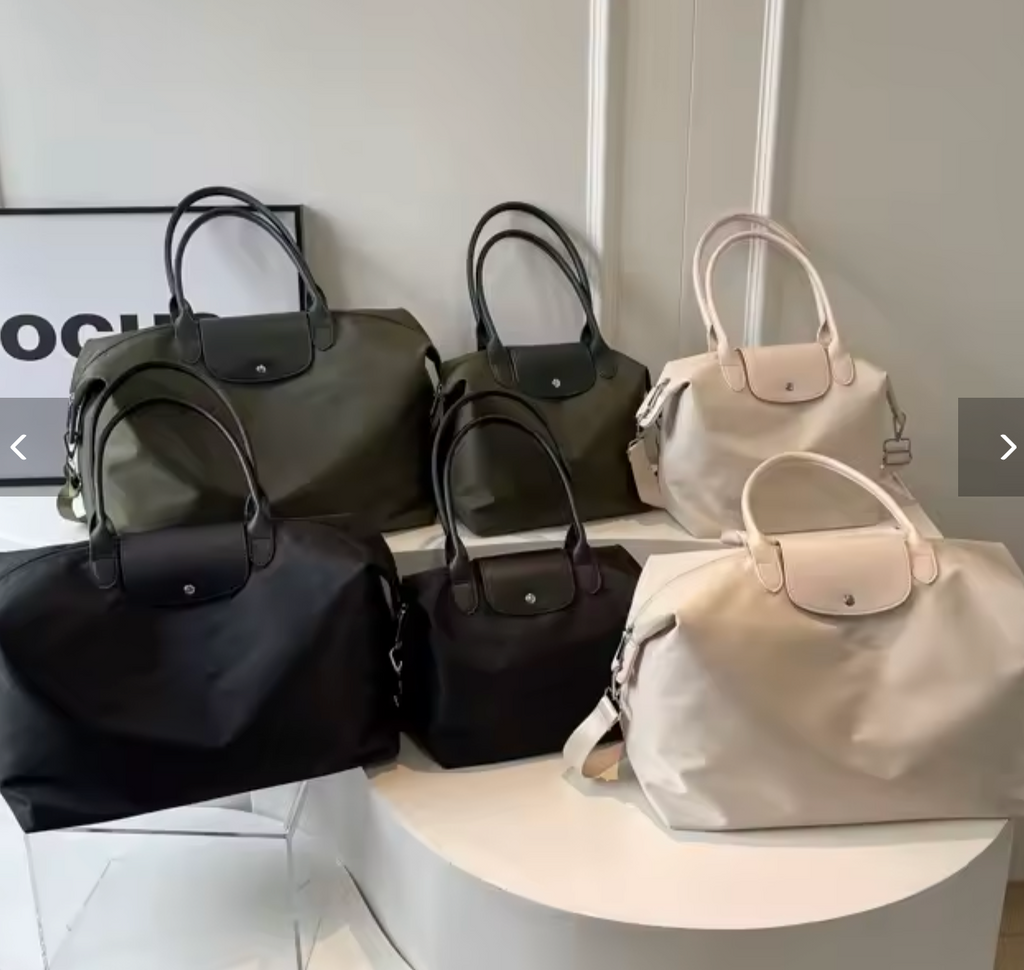 Six sacs à main élégants en toile, couleurs noir, kaki et beige, exposés sur une table blanche. Accessoires mode tendance pour femmes.