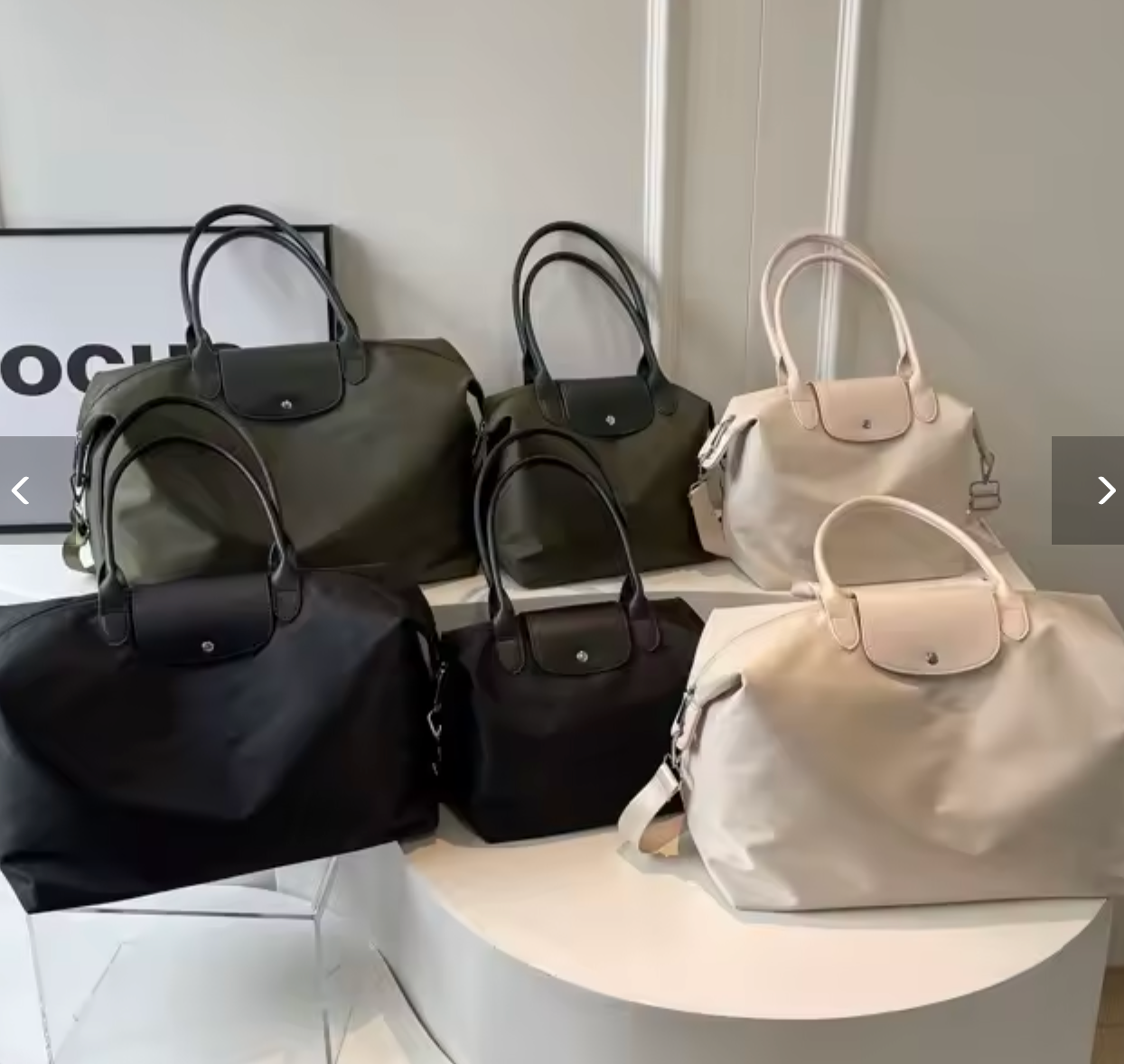 Six sacs à main élégants en toile, couleurs noir, kaki et beige, exposés sur une table blanche. Accessoires mode tendance pour femmes.