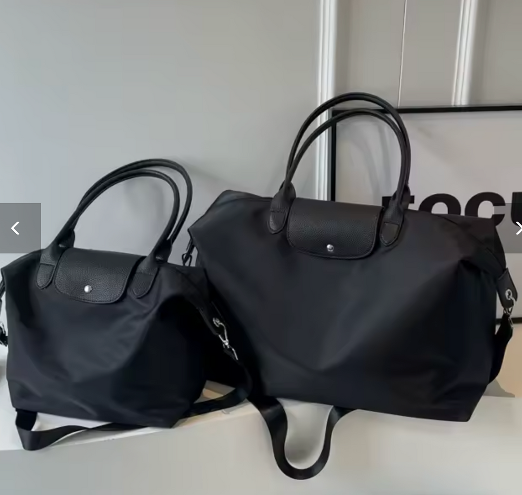 Deux sacs à main noirs élégants avec poignées en cuir, posés sur une étagère blanche. Design moderne et chic, parfait pour la mode urbaine.