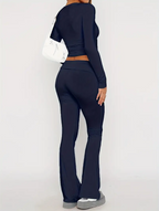 Femme en ensemble noir moulant, sac blanc à l'épaule, pose de dos. Mode féminine, tenue élégante, style moderne, vêtements tendance.