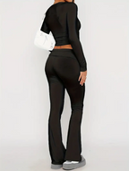 Femme portant une tenue noire moulante avec un sac blanc et des baskets grises, mode élégante et moderne, style urbain tendance.