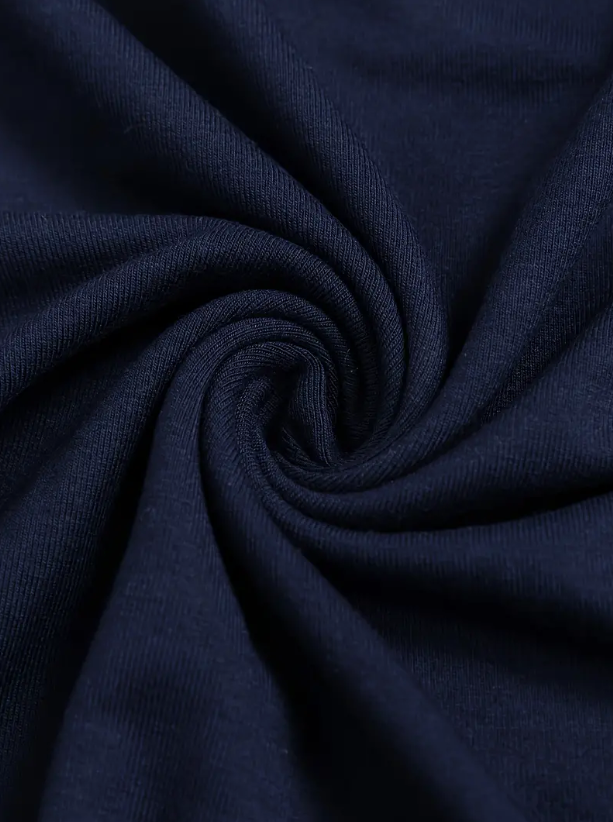 Tissu bleu marine enroulé, texture douce et lisse, textile en coton, fond textile, motif en spirale, tissu de mode, matériel de couture.