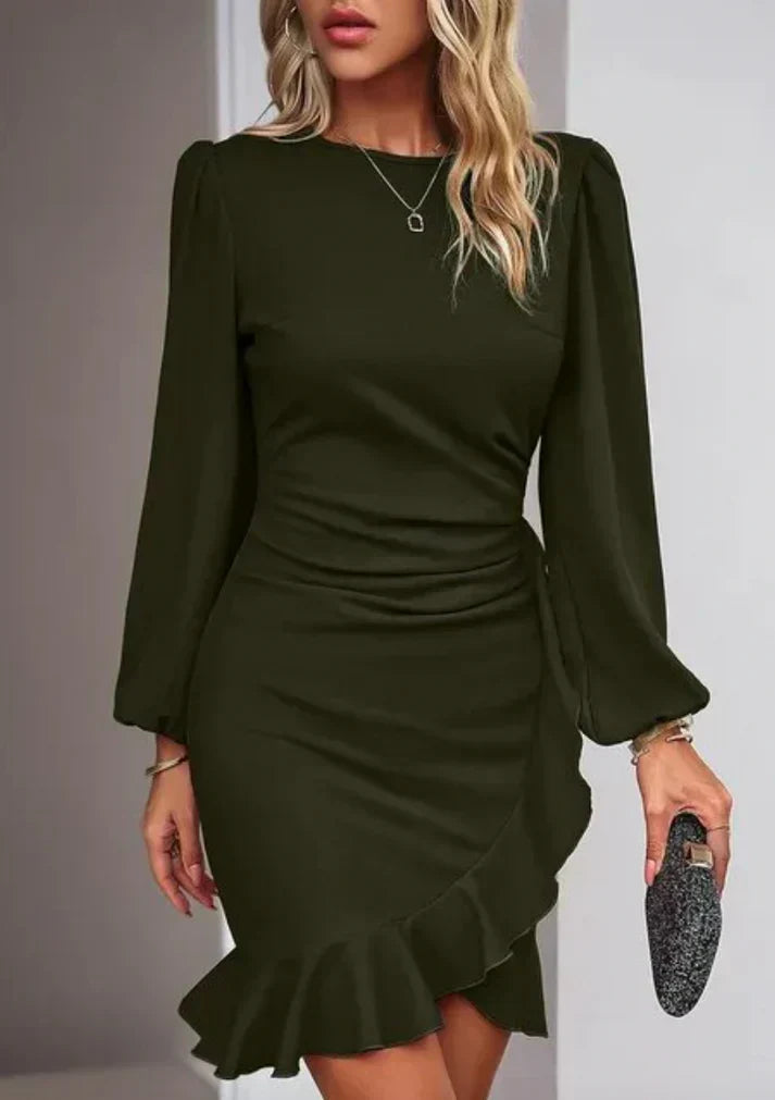 Femme en robe verte élégante avec manches longues et volants, tenant une pochette noire. Mode féminine chic, tenue de soirée tendance.