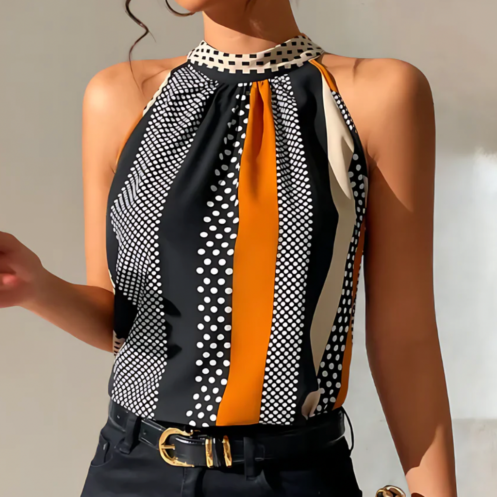 Top sans manches à motifs géométriques noir, blanc et orange, col haut, ceinture noire avec boucle dorée. Mode féminine élégante et moderne.
