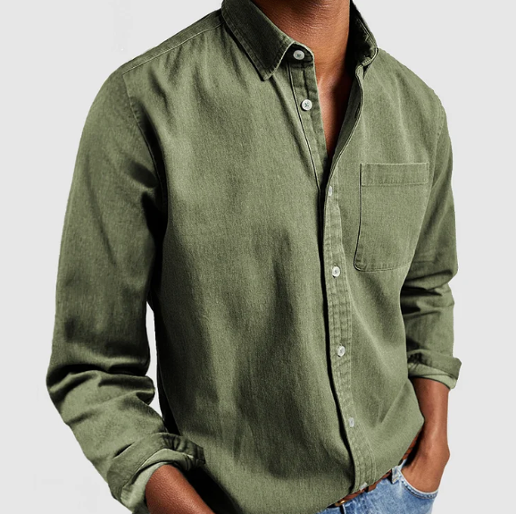 Chemise verte en coton pour homme, manches longues, poche poitrine, style décontracté, idéale pour mode masculine, tenue quotidienne élégante.