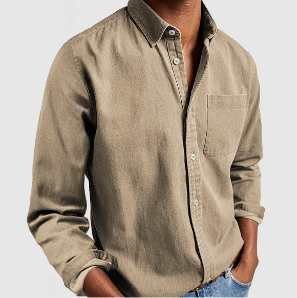 Chemise en jean beige pour homme, manches longues, poche poitrine, style décontracté, mode masculine, tenue élégante, fond gris clair.